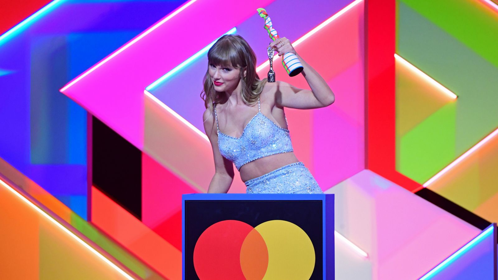 Dua Lipa, Taylor Swift y Billie Eilish triunfan en los Brit Awards