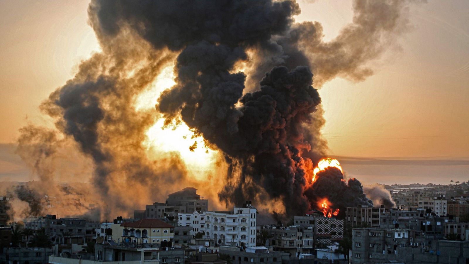 Un incendio en Khan Yunish tras un ataque aéreo israelí contra objetivos en el sur de la Franja de Gaza