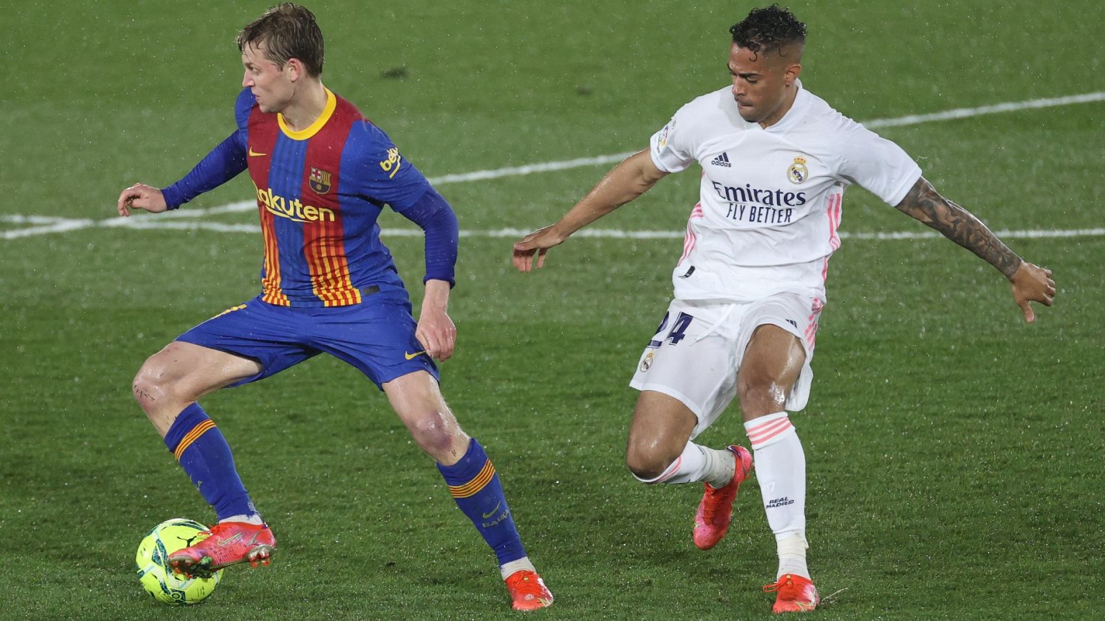 De Jong y Mariano, en un partido entre Real Madrid y Barcelona.