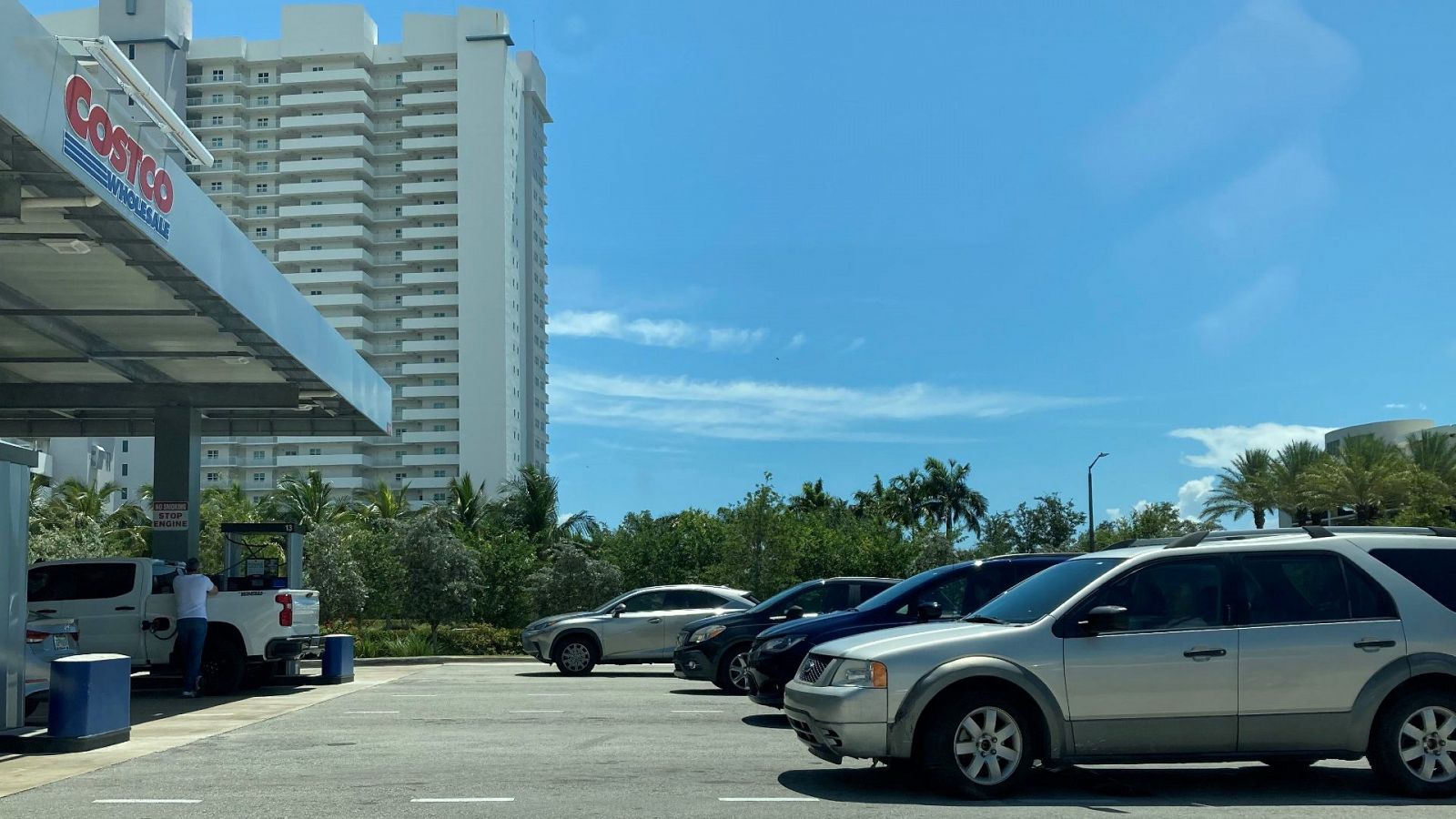 Varios coches esperan una larga fila para abastecerse en una estación de gasolina en Miami, Florida