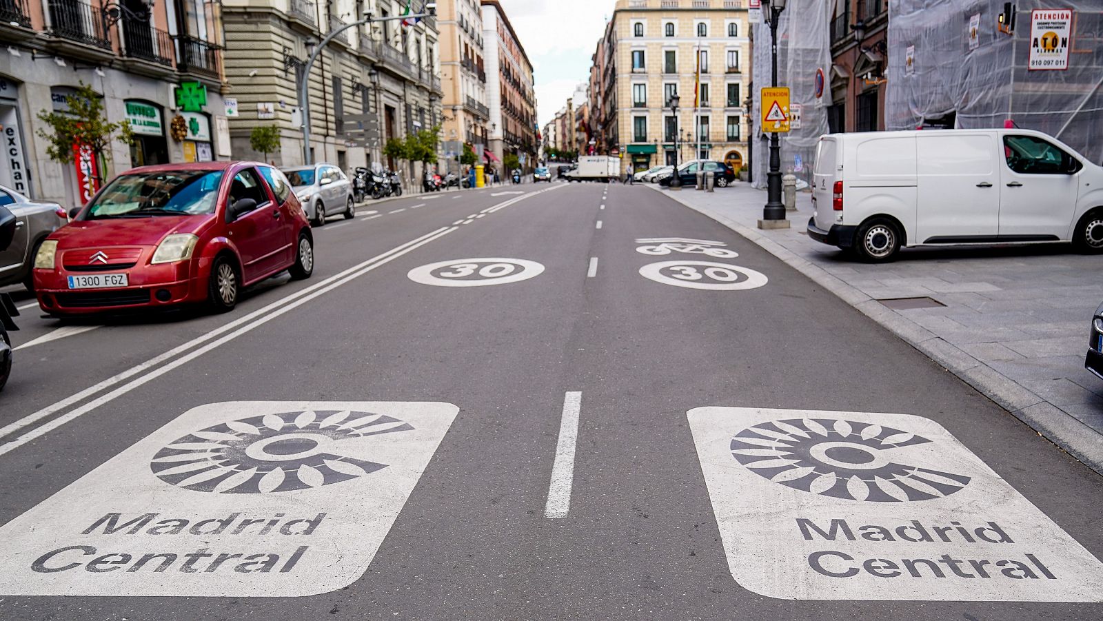 Dos señales de Madrid Central en una de las callles de la ciudad.