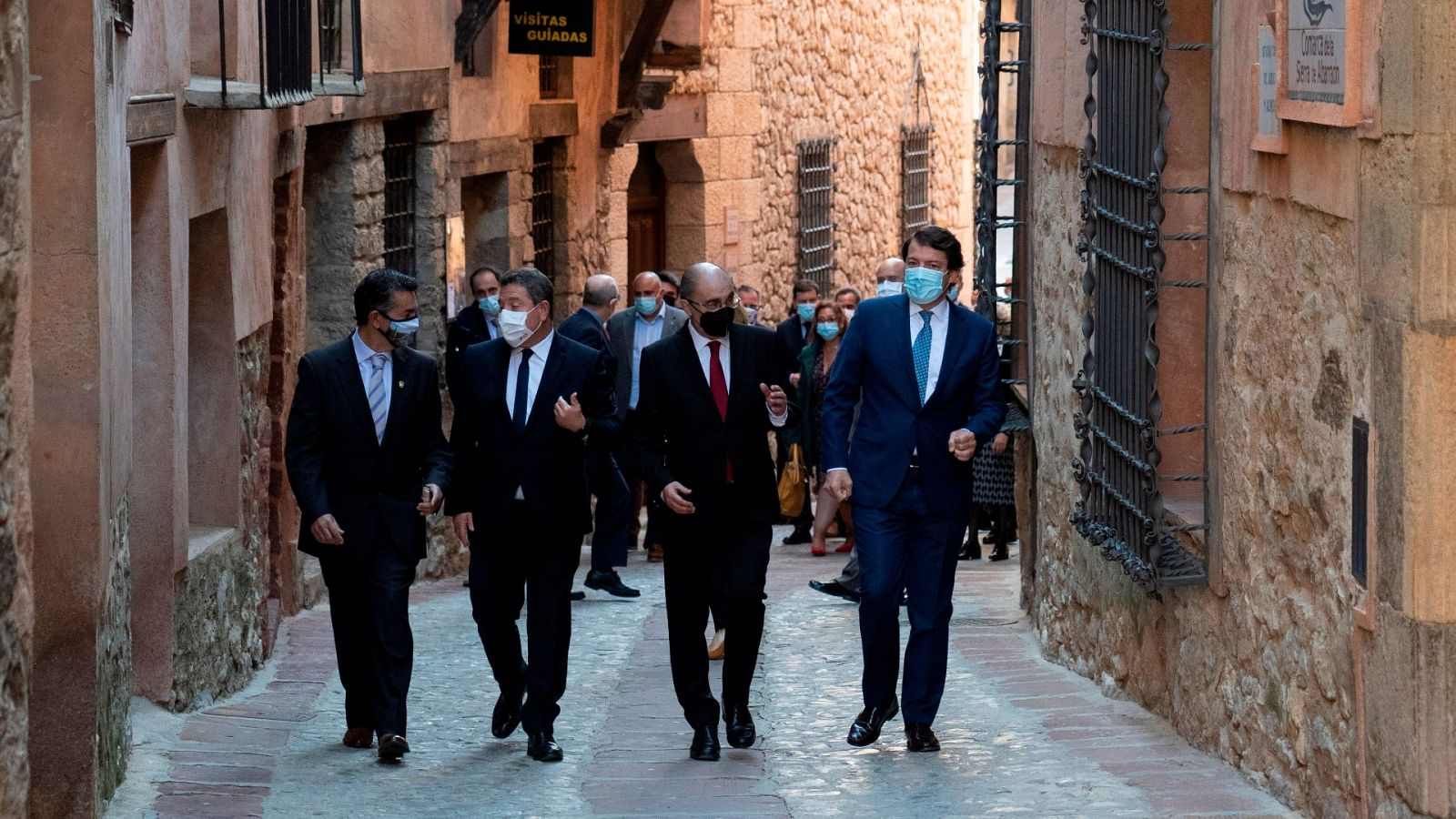 Los presidentes de Castilla-La Mancha (García Page), de Aragón (Lambán) y de Castilla y León ( Fernández Mañueco), durante su encuenro de este jueves en Albarracín (Teruel).