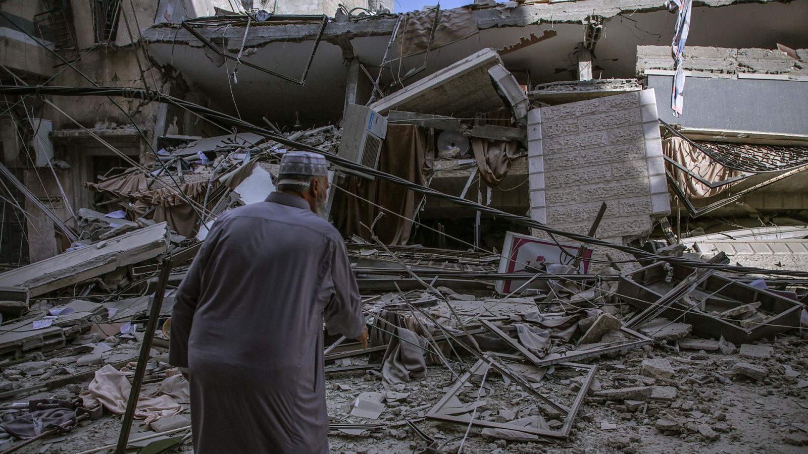 Un palestino observa los destrozos de una vivienda tras un ataque aéreo israelí en la Franja de Gaza