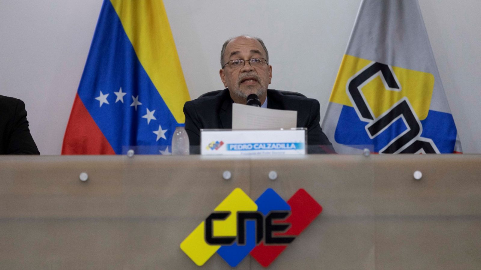 El presidente del Consejo Nacional Electoral (CNE) de Venezuela, Pedro Calzadilla, durante una rueda de prensa el jueves 13 de mayo de 2021 en Caracas.