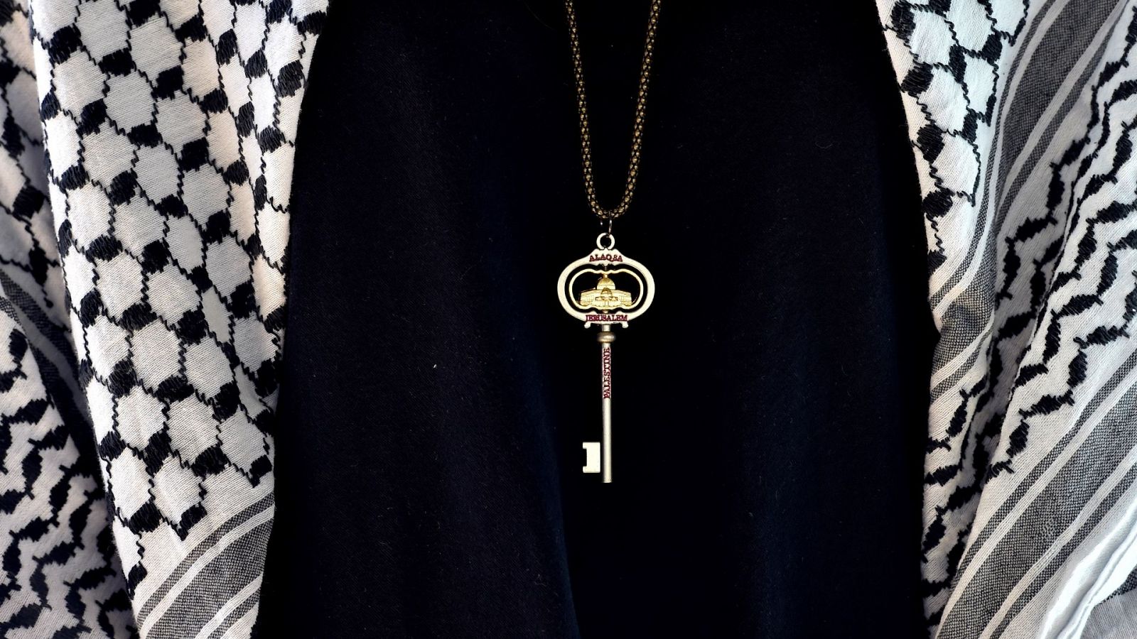 Una mujer palestina luce una llave que representa el éxodo palestino