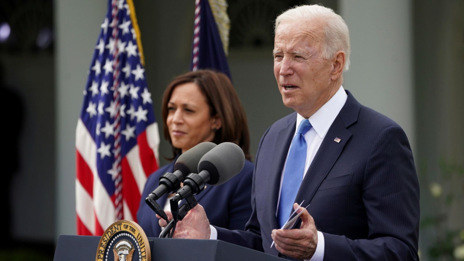El presidente estadounidense, Joe Biden, junto a la vicepresidenta, Kamala Harris, durante una rueda de prensa el 13 de mayo de 2021 en los jardines de la Casa Blanca.