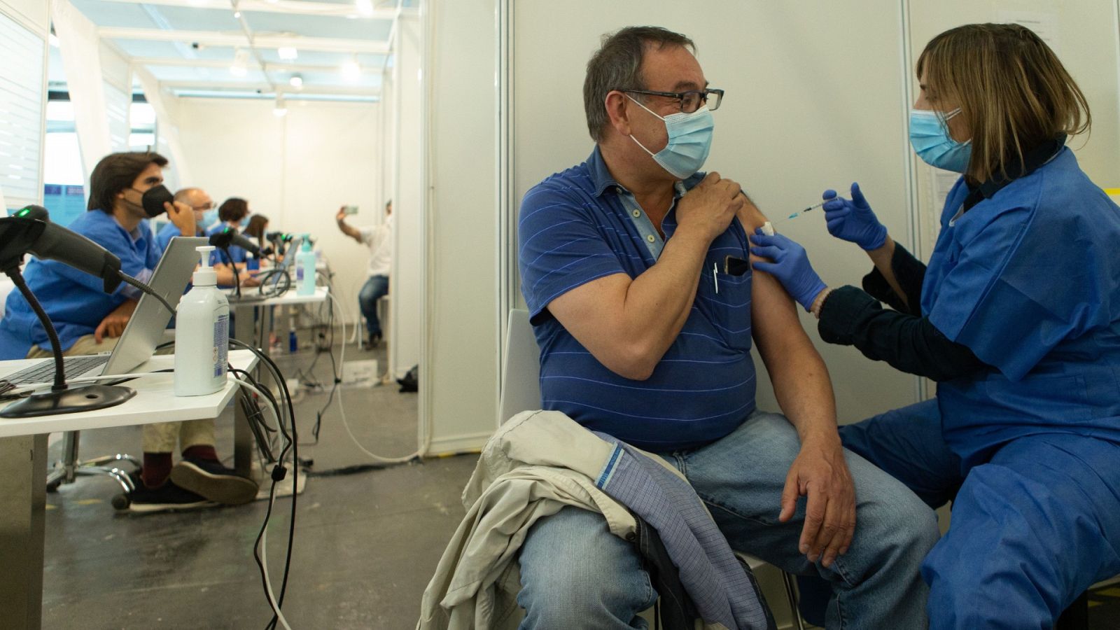Una enfermera vacuna a un hombre en el centro de vacunación de la Fira de Barcelona