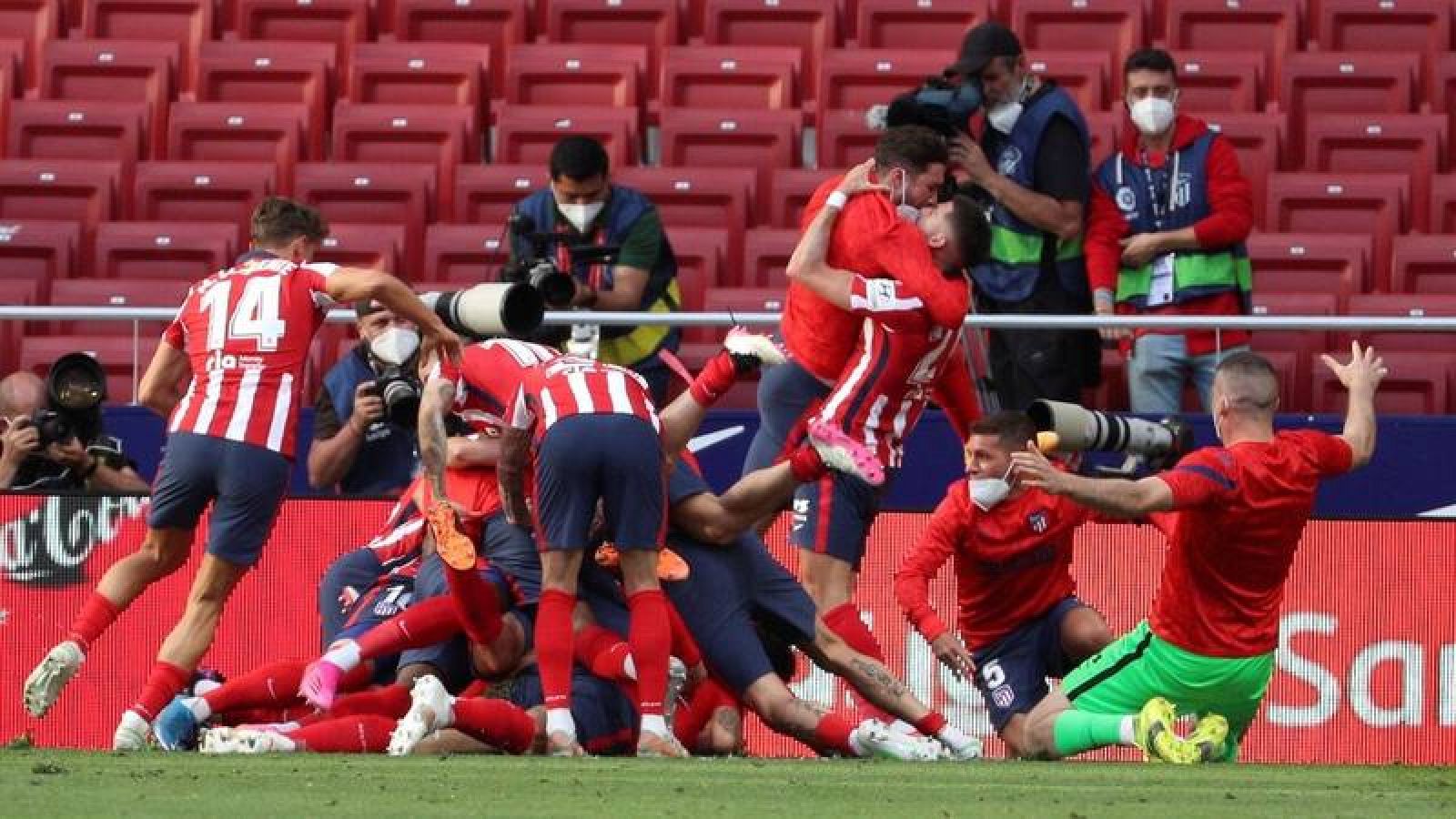 Los jugadores del Atlético abrazan eufóricos a Luis Suárez tras su gol a Osasuna.