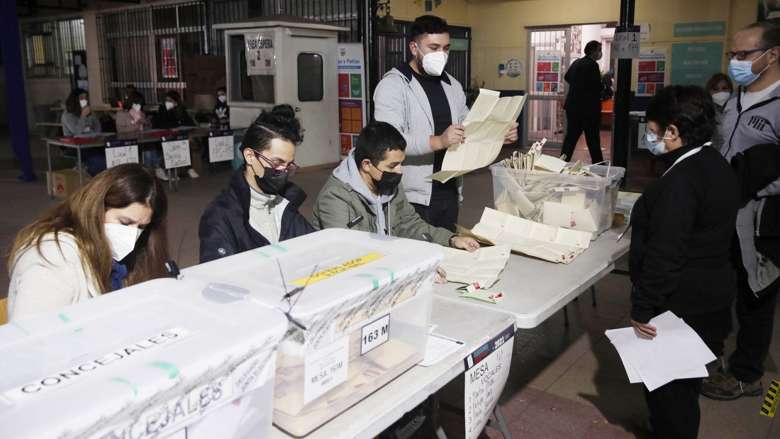 Funcionarios cierran las urnas e inician el conteo de votos