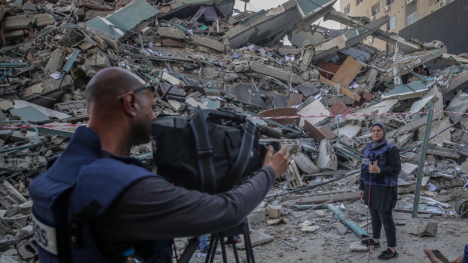Periodista en Gaza informando para el canal de Al Jazeera