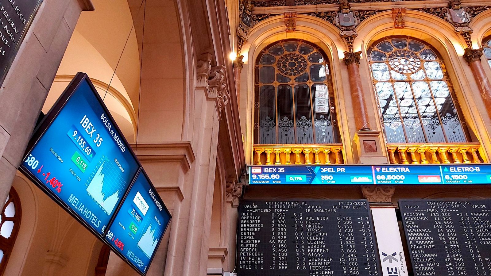 Un panel informativo en el Palacio de la Bolsa de Madrid