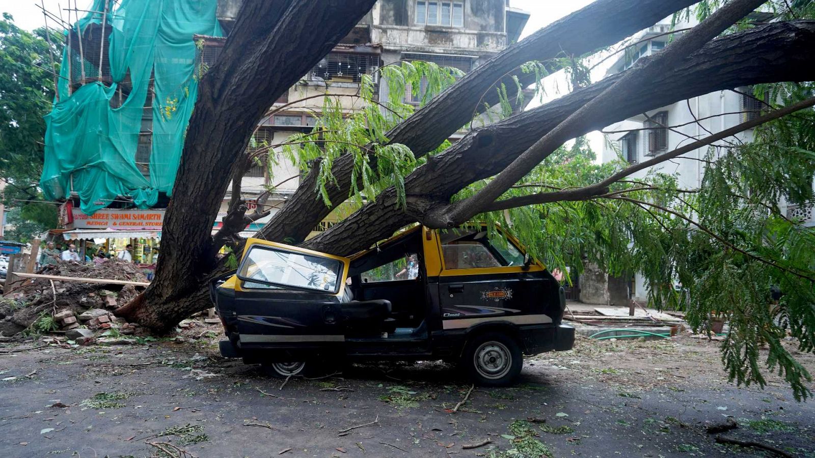 Rastros del ciclón Tauktae a su paso por Bombay, India