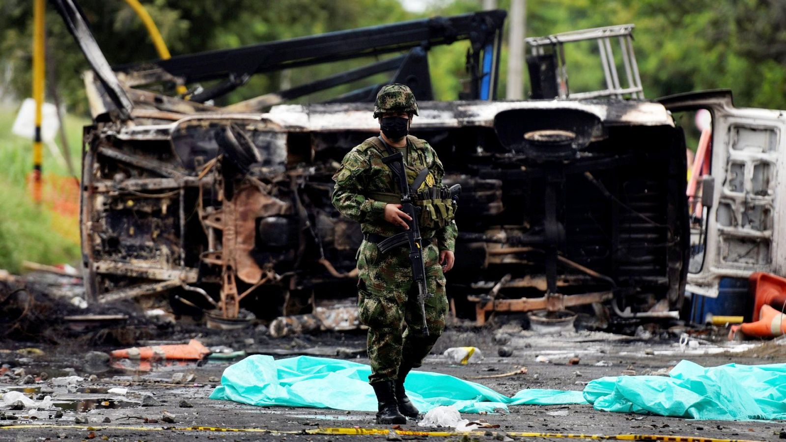 Un oficial recorre la zona tras los enfrentamientos en Yumbo