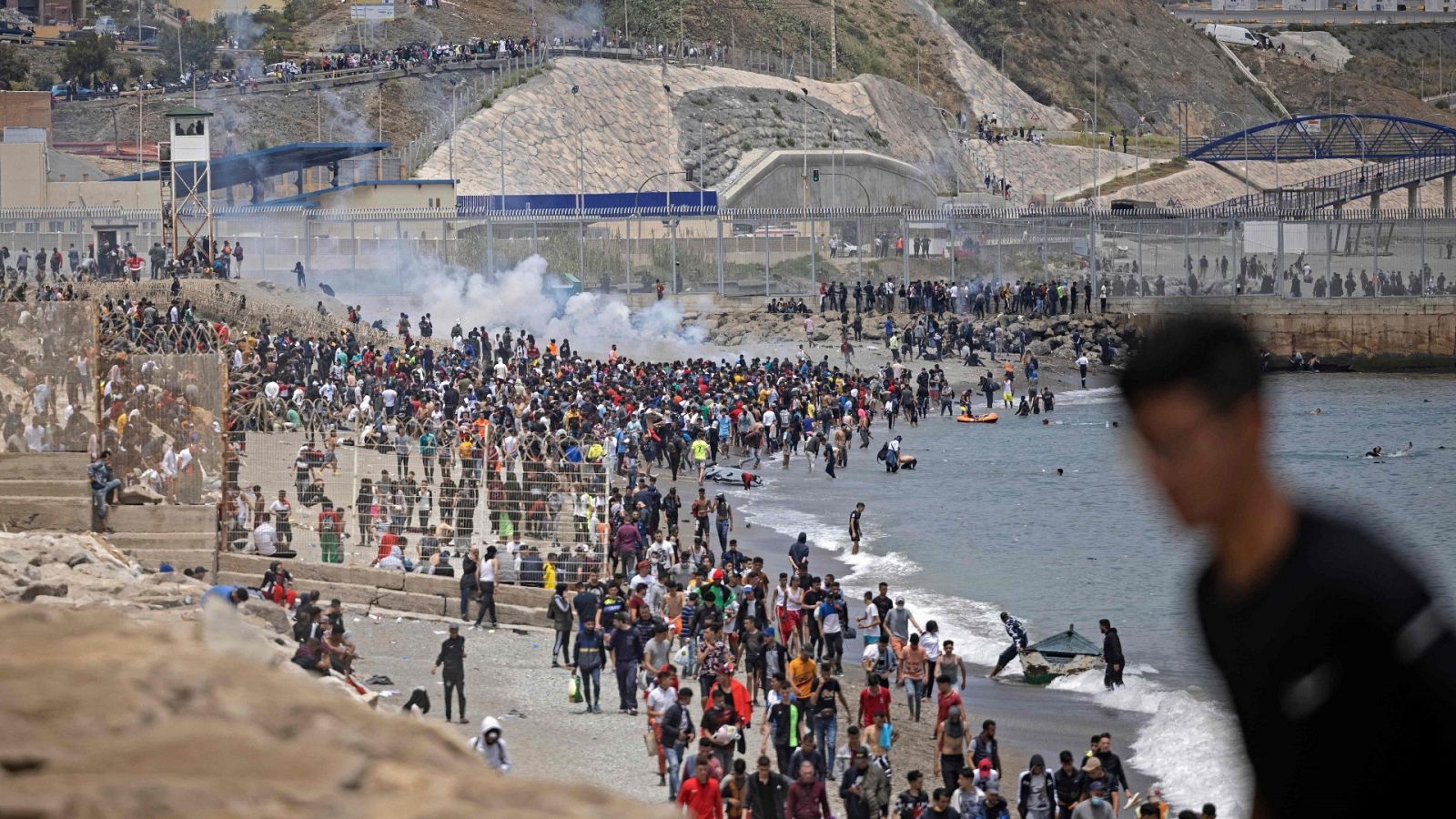  El Gobierno ve un "asalto" la llegada masiva de migrantes a Canarias