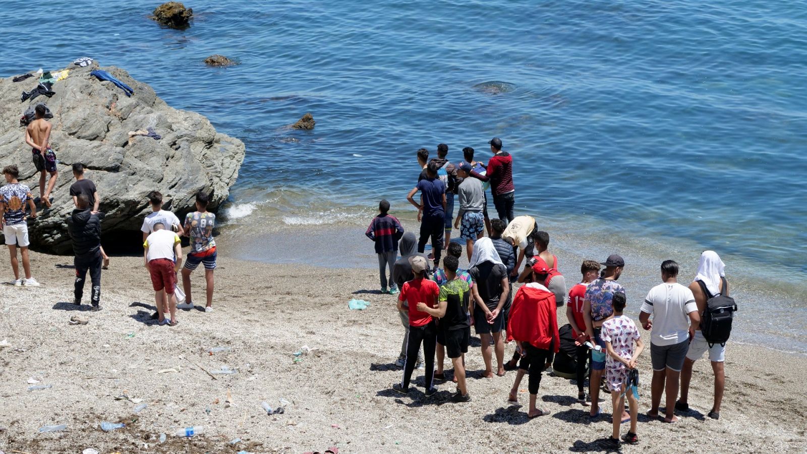 Migrantes en la playa marroquí de Fnideq, cercana a Ceuta