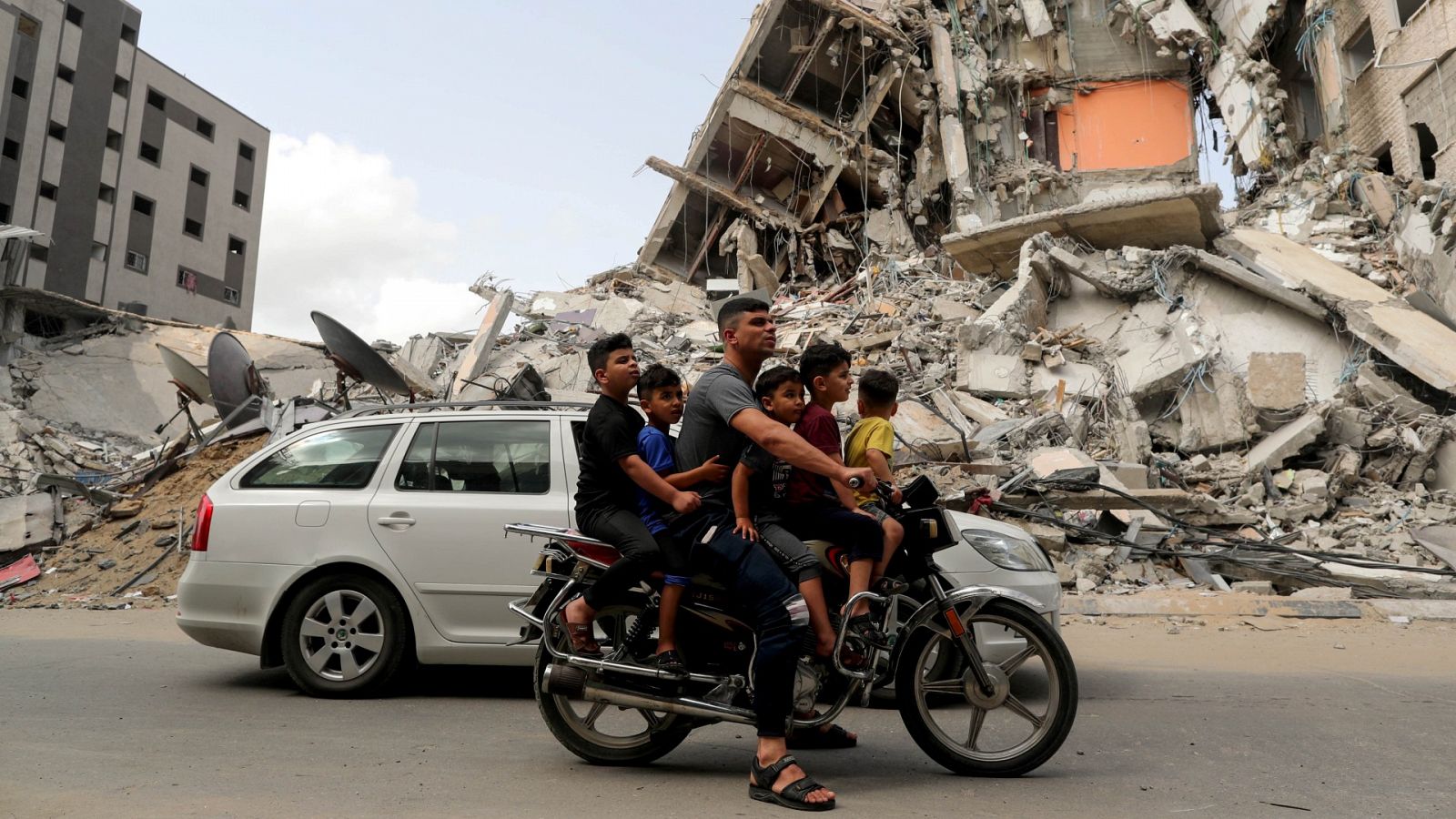 Palestinos conducen una motocicleta después de la tregua entre Israel y Hamas, en Gaza