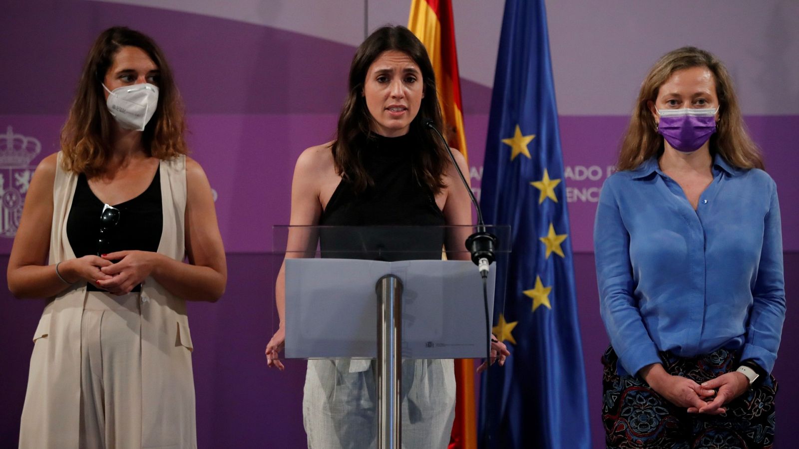 La ministra de Igualdad, Irene Montero, acompañada por la secretaria de Estado de Igualdad y Contra la Violencia de Género, Noelia Vera (i), y la delegada del Gobierno contra la Violencia de Género, María Victoria Rosell.