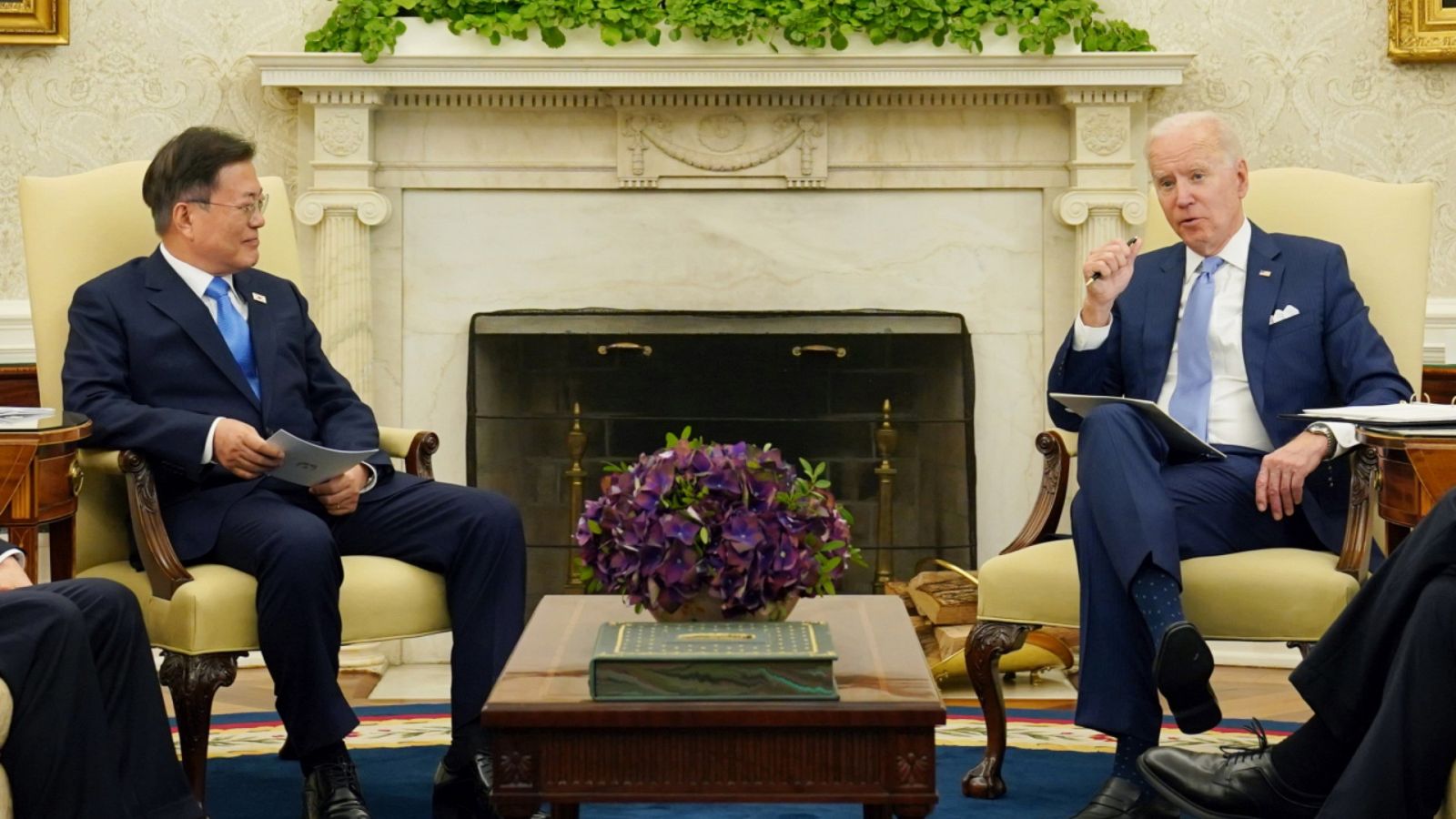 El presidente de Estados Unidos, Joe Biden (d), junto a su homólogo surcoreano, Moon Jae-in (i), durante su reunión en la Casa Blanca el viernes 21 de mayo de 2021.