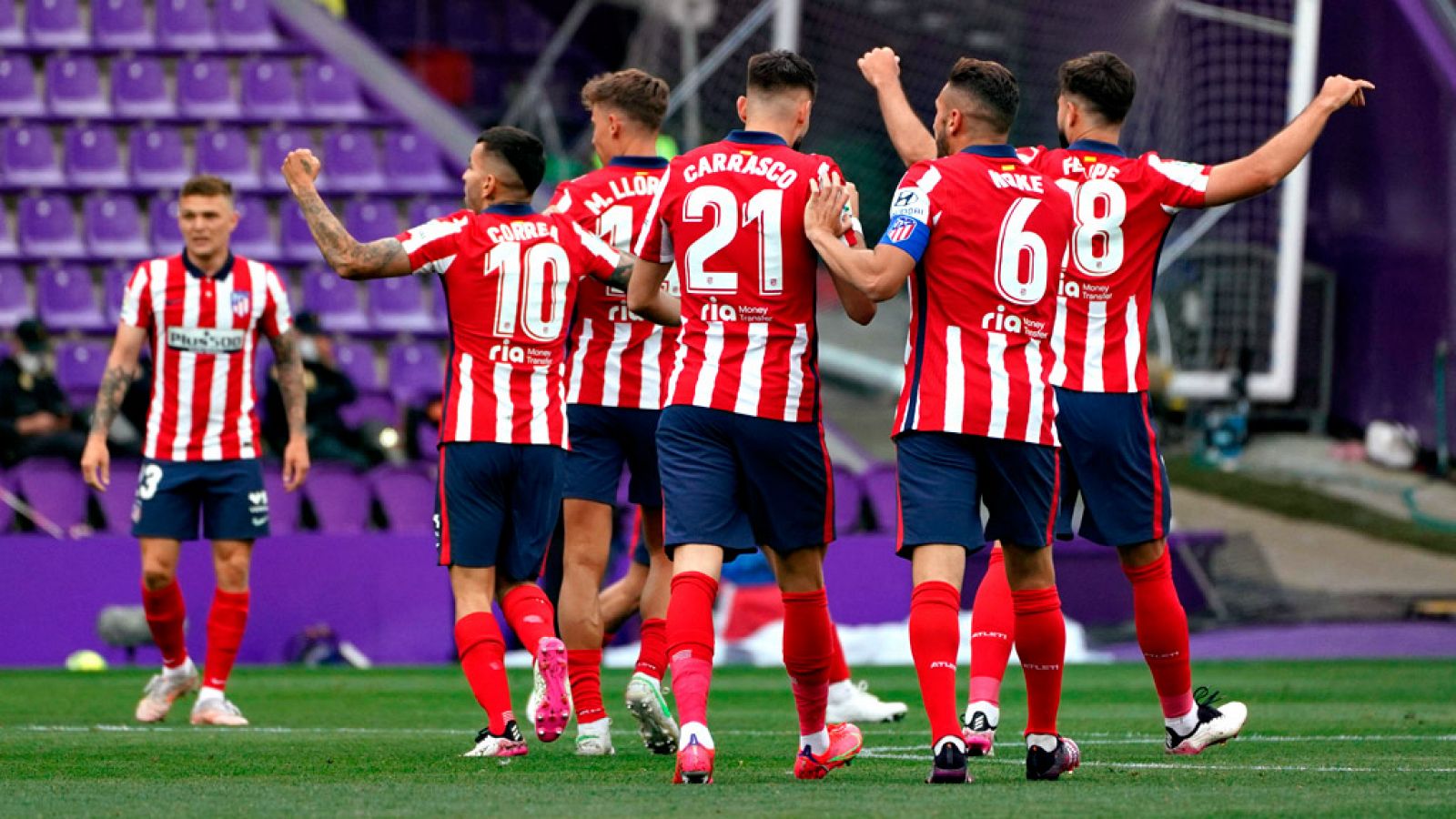 Los jugadores del Atlético celebran el gol de Correa en el José Zorrilla (1-1).