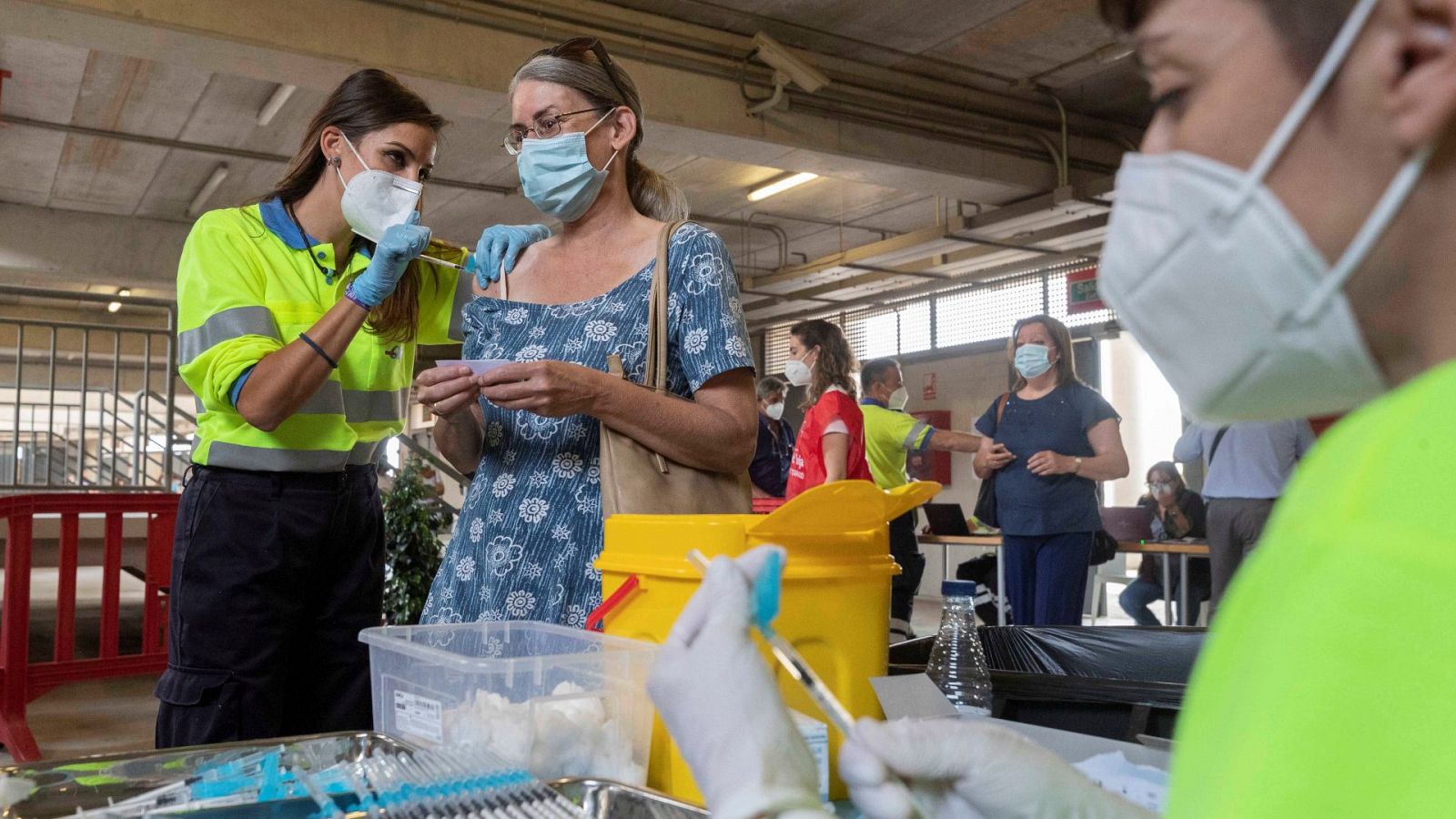 Una enfermera pone la vacuna contra el COVID-19 en el estadio Nueva Condomina de Murcia