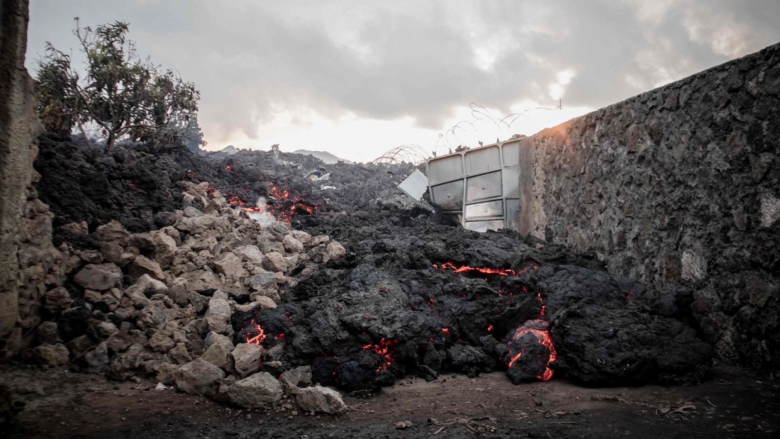 La lava del volcán Nyiragongo destruye una vivienda en la República del Congo