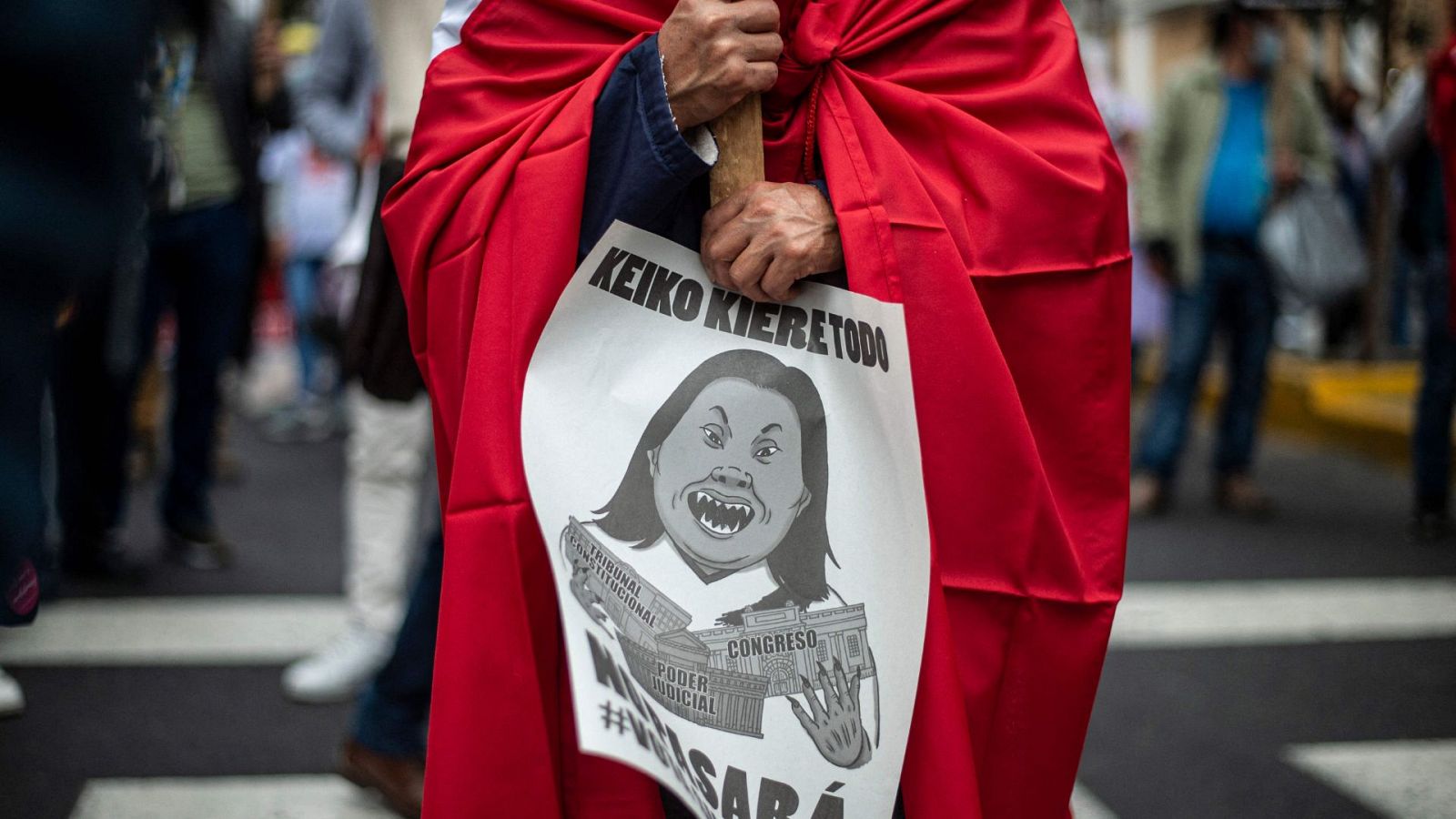 Un manifestante protesta contra la candidatura presidencial de Keiko Fujimori