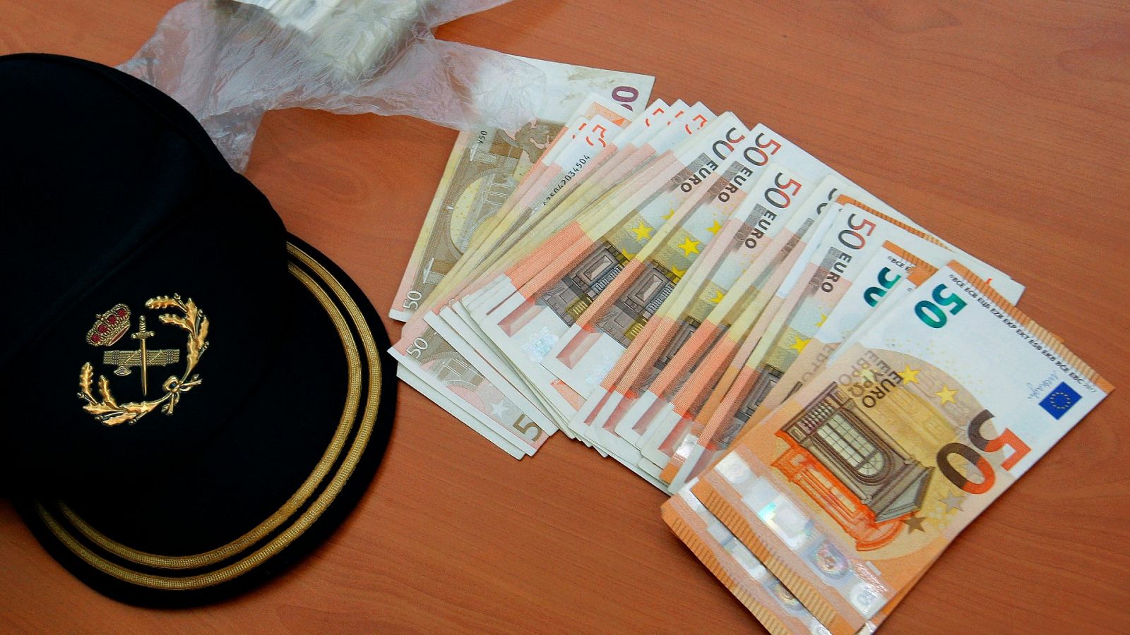 Un fajo de billetes custodiado por la Guardia Civil tras una operación