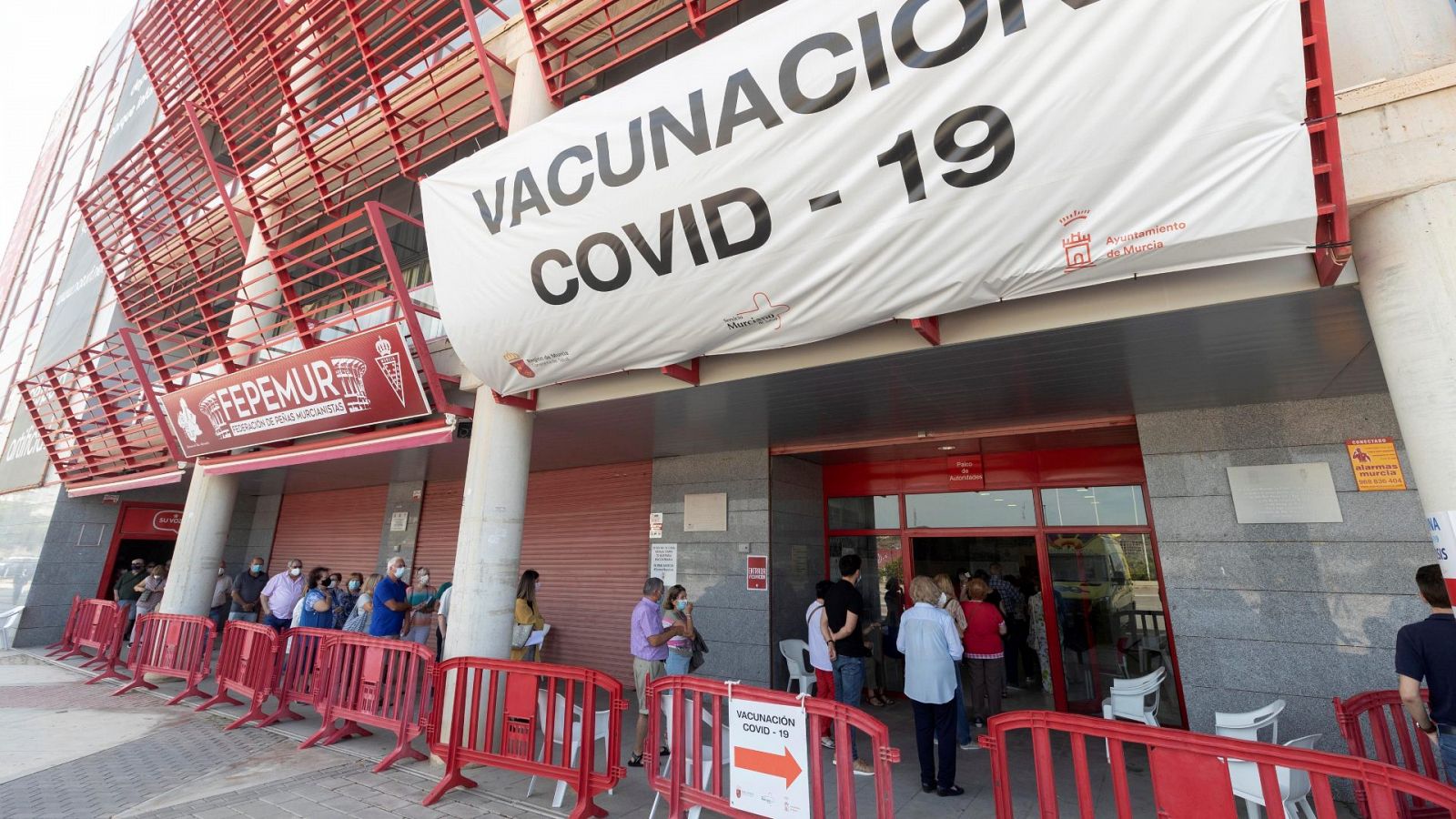 Decenas de personas esperan para recibir la segunda dosis de la vacuna contra la COVID-19 en el estadio murciano de Nueva Condomina