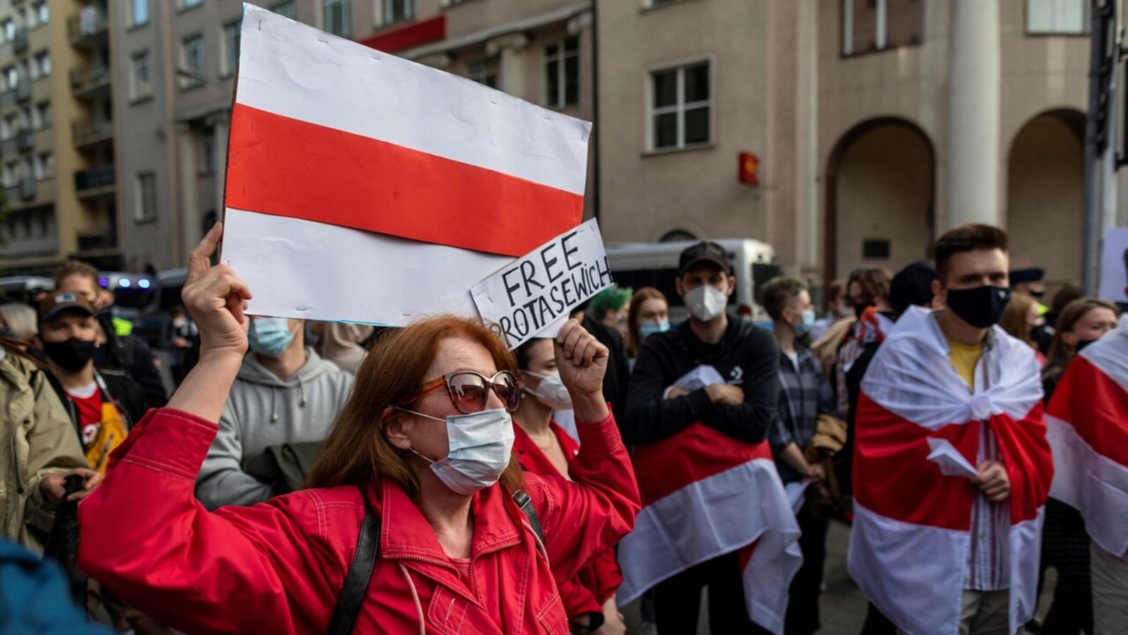 Bielorrusos que viven en Polonia protestan ante la delegación de la UE en Varsovia contra el régimen de Alexandr Lukashenko, el 24 de mayo Foto: Wojtek RADWANSKI / AFP