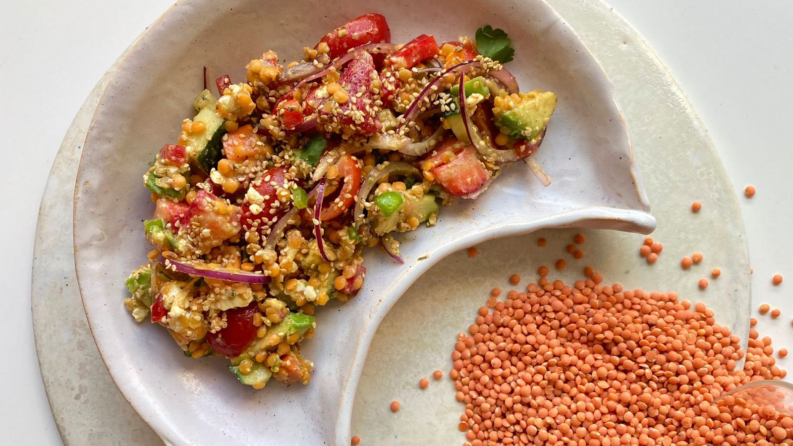 Luna cocina una ensalada de lenteja roja al estilo hindú