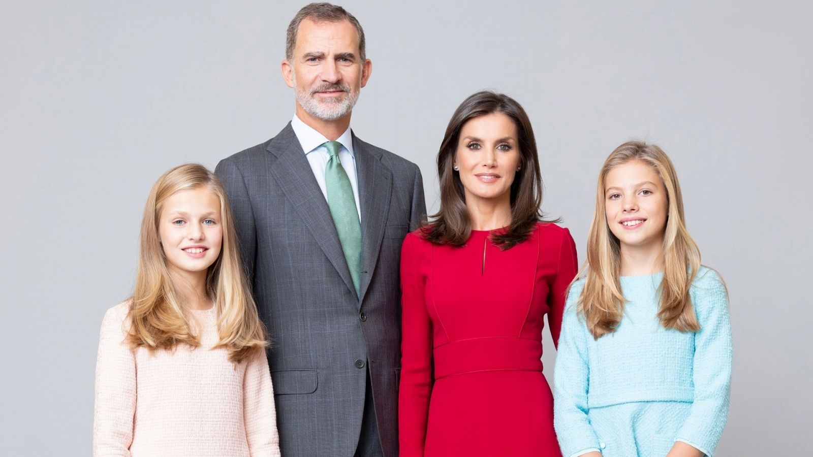 Posado de toda la familia real de España: el rey Felipe VI, la reina Letizia y las infantas Leonor y Sofía de Borbón