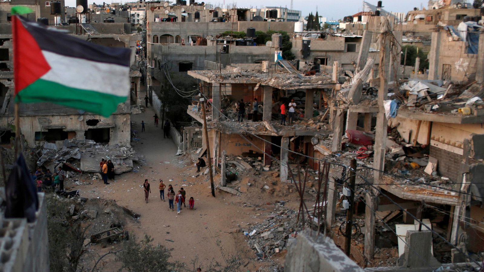 Una bandera de Palestina ondea entre las ruinas de edificios destruídos tras los bombardeos de Israel sobre Gaza