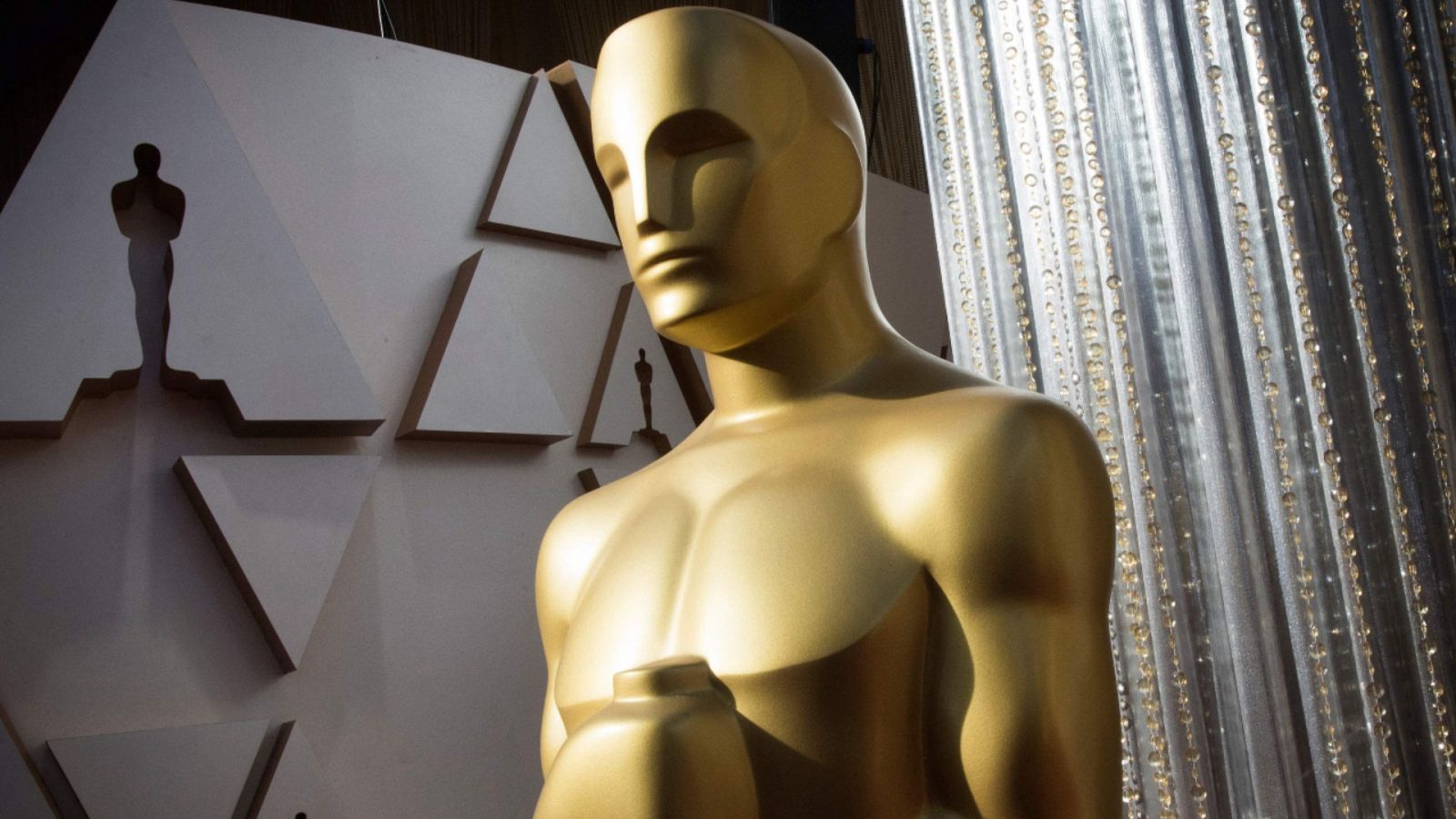 Imagen de archivo de una estatua de los Oscar en el área de la alfombra roja del Dolby Theatre en Hollywood, California.