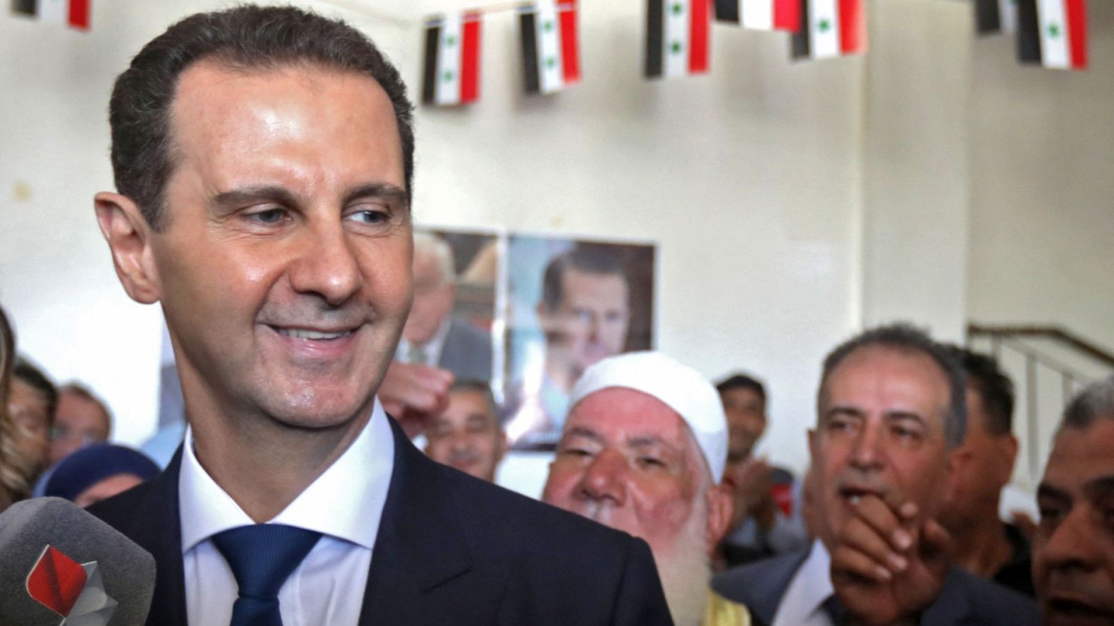 Imagen del 26 de mayo de 2021 del presidente sirio, Bachar al Asad, saludando a sus seguidores tras depositar su voto en un colegio electoral en Duma, cerca de la capital, Damasco.