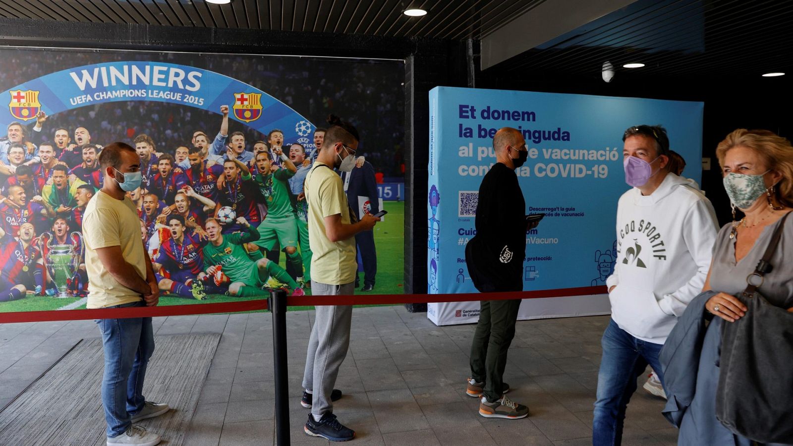 Vacunación masiva contra la pandemia de COVID19 en el Camp Nou de Barcelona