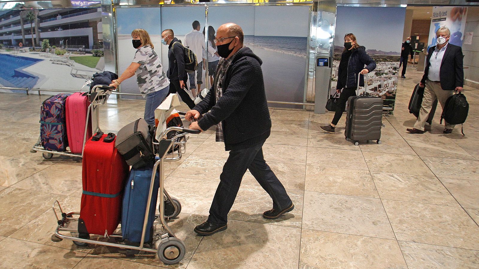 Pasajeros a su llegada al aeropuerto de Alicante-Elche Miguel Hernández.