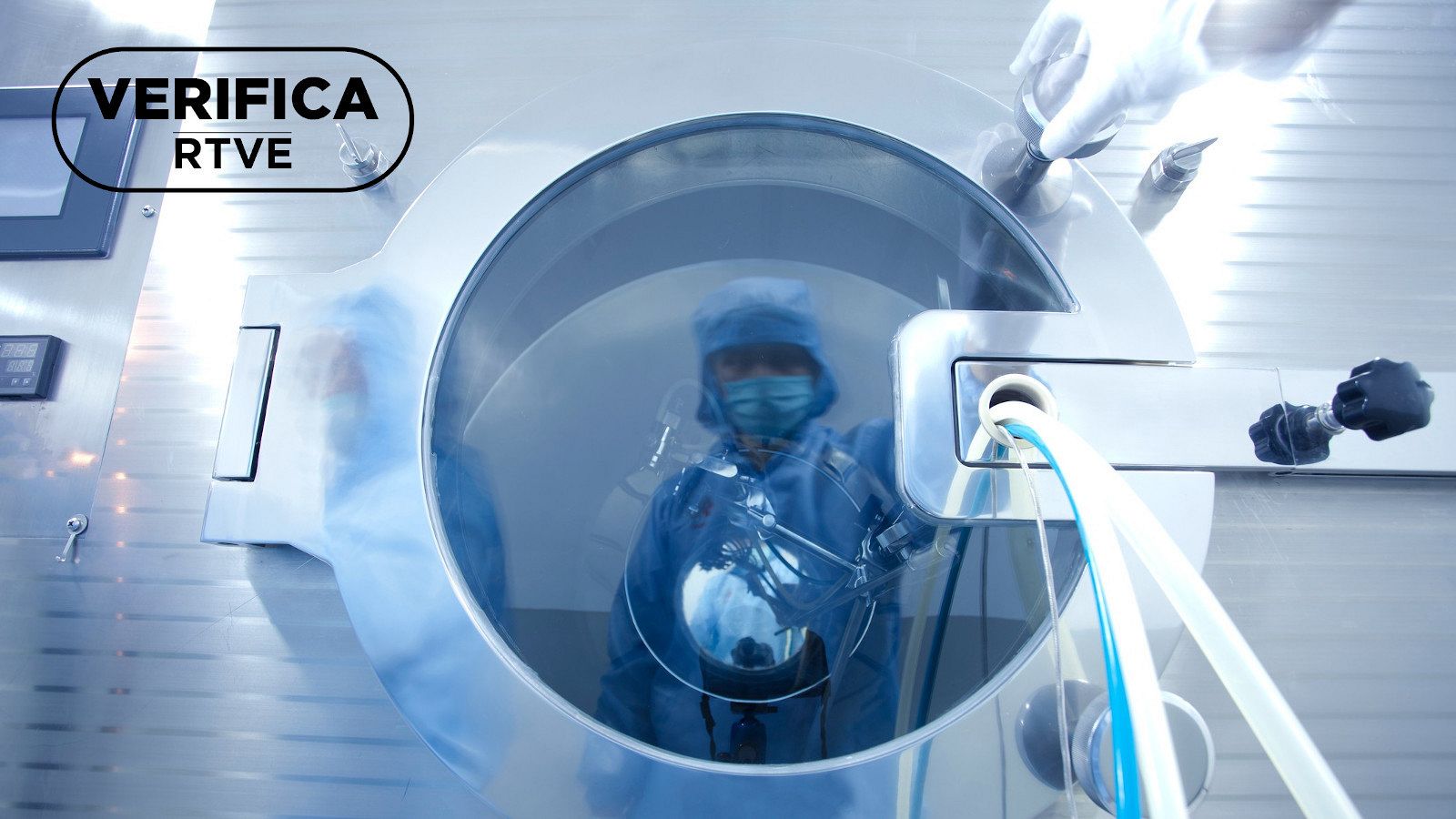 Laboratorio de un hospital en China con una persona reflejada en uno de los aparatos técnicos.