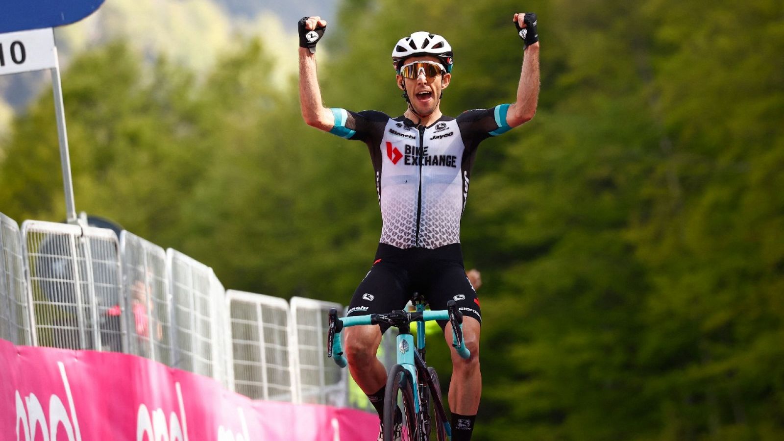 Simon Yates vence en la etapa 19 del Giro de Italia.
