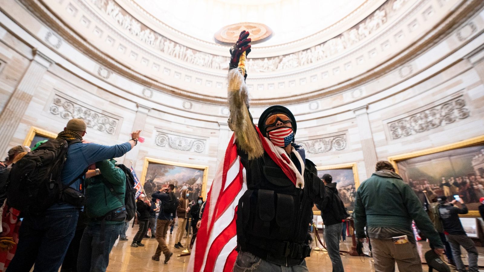 Un partidario de Trump durante el asalto al Capitolio del 6 de enero