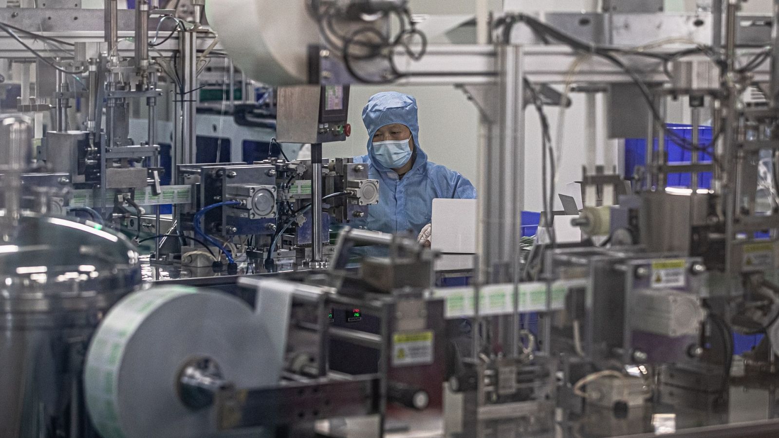 Un empleado trabaja en la factoría médica de Wuhan, ciudad epicentro de la pandemia