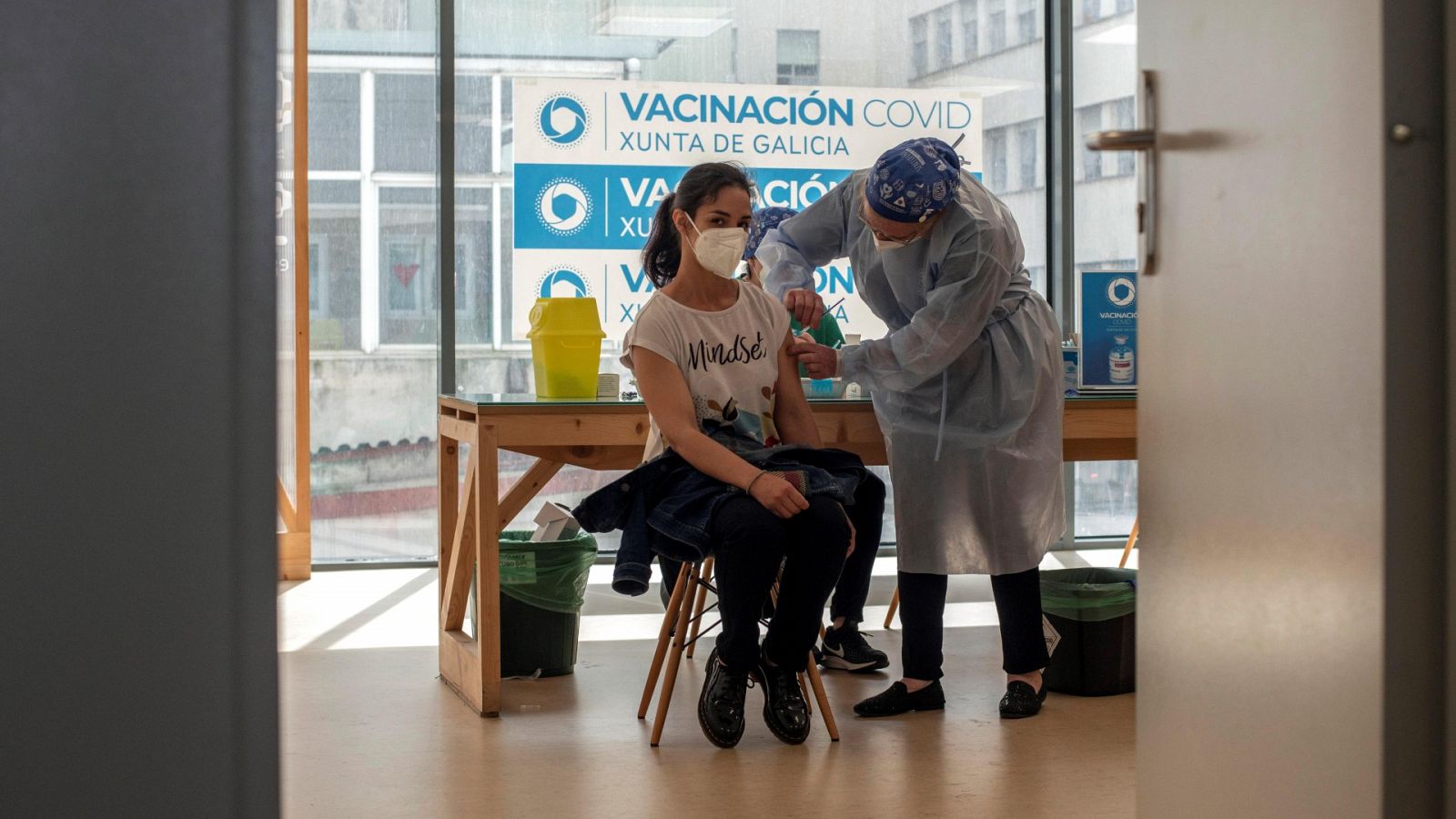 Una mujer recibe la vacuna en el Complejo Hospitalario Universitario de Ourense (CHUO)
