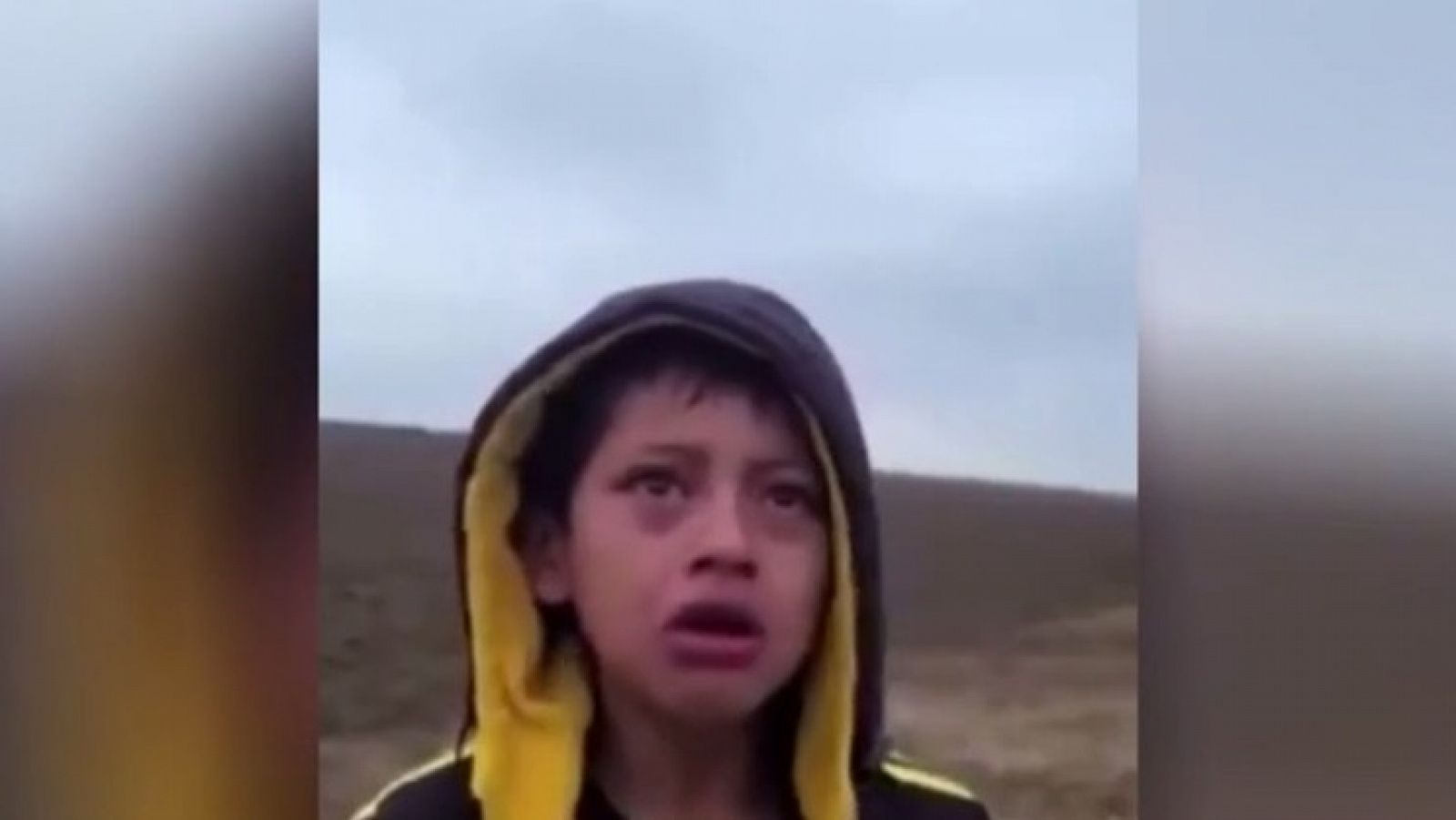 Captura del video del menor abandonado que se hizo viral en todo el mundo