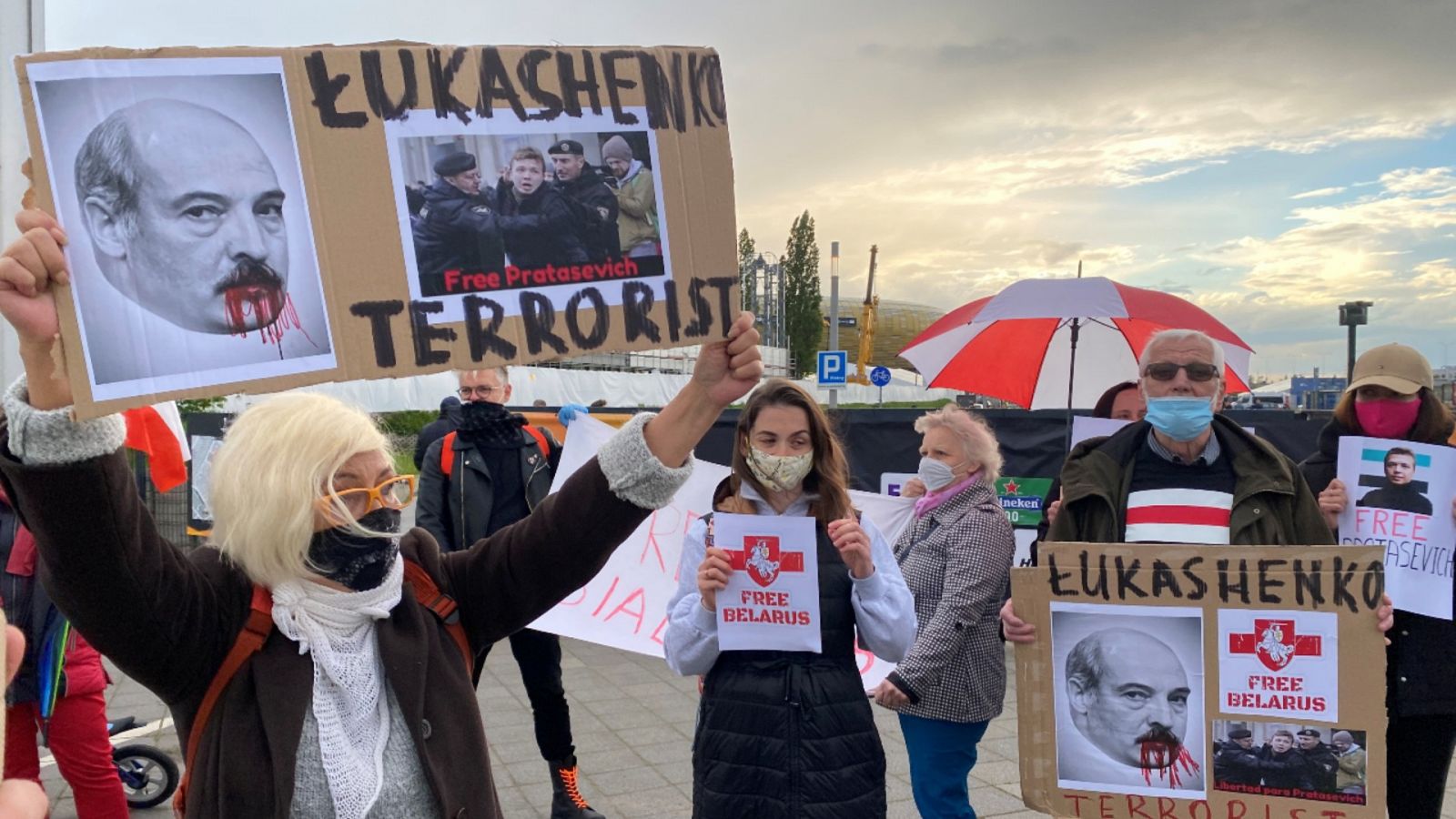 Imagen de una manifestación contra la decisión del Gobierno bielorruso de ordenar aterrizar a un avión para detener a un opositor.