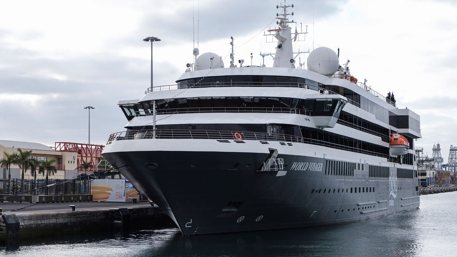 El crucero de lujo World Voyager, de la naviera portuguesa Mystic Cruises, hace escala en el Puerto de Las Palmas de Gran Canaria.