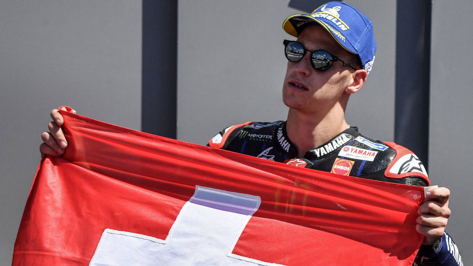 Fabio Quartararo sujeta una bandera suiza en recuerdo de Jason Dupasquier