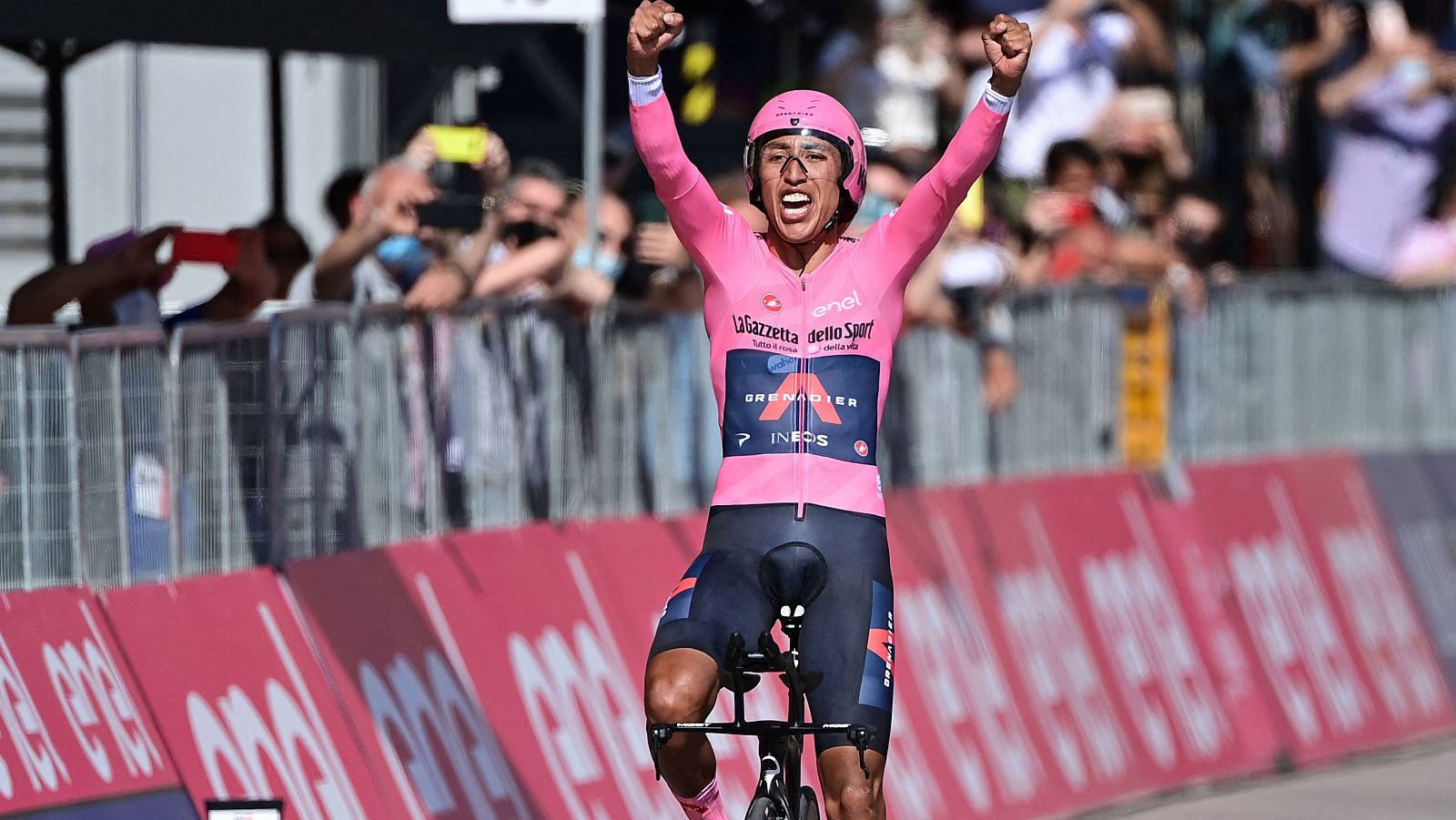 Egan Bernal celebra el Giro en la línea de meta en Milán.