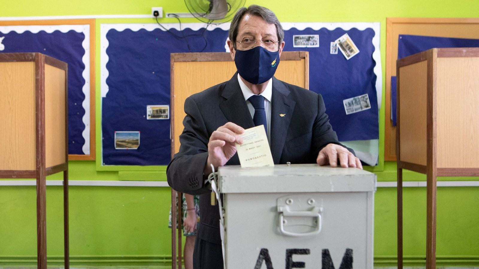 La imagen facilitada por el Gobienro chipriota muestra la votación del primer ministro, Nicos Anastasiades, en las legislativas de este domingo. 