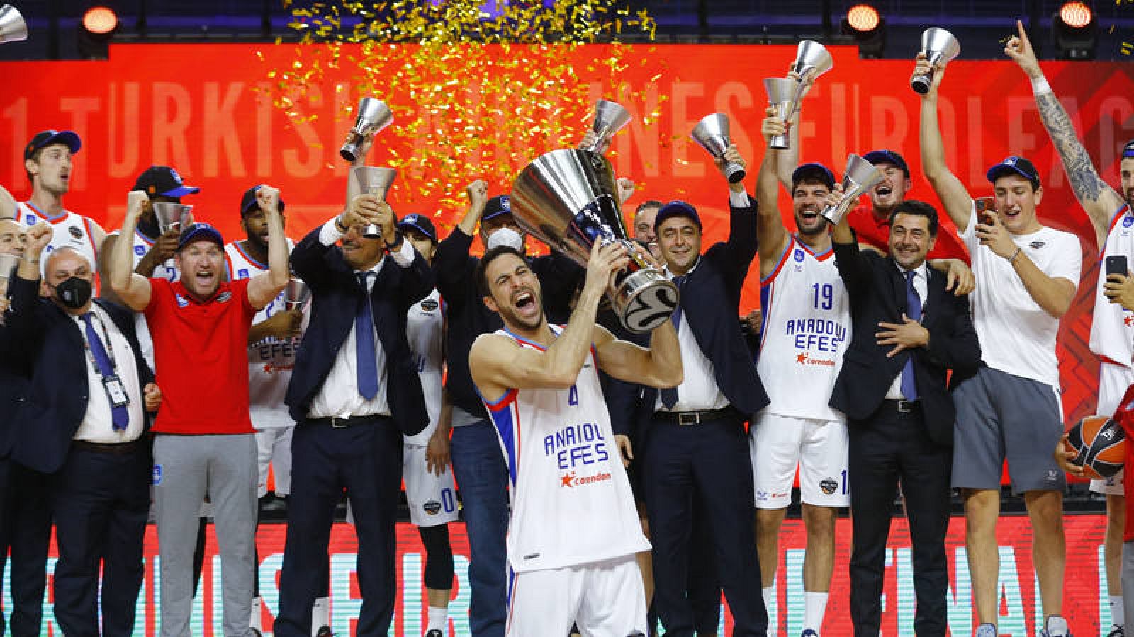 Los jugadores del Anadolu Efes celebran la conquista de la Euroliga.