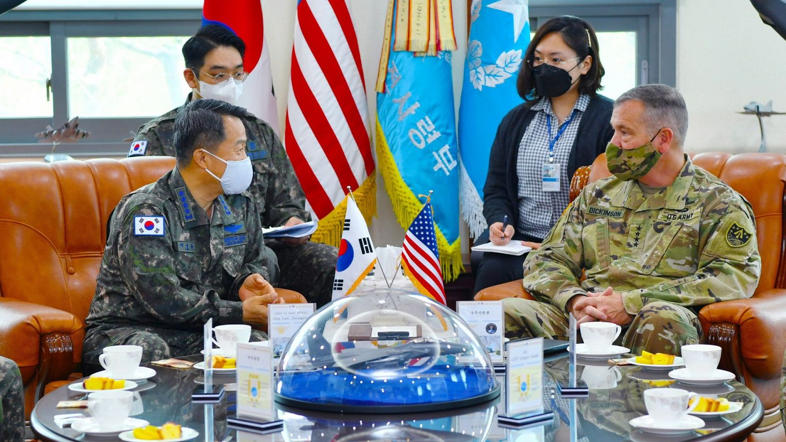 Jefes de la Fuerza Aérea surcoreana y estadounidenses en una reunión el 25 de mayo de este año 2021
