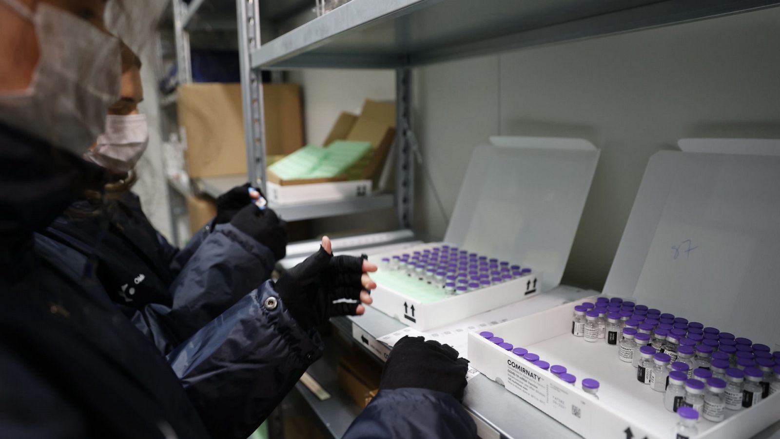 Personal sanitario del hospital de Galdakao (Bizkaia) colocan en una cámara dosis de Pfizer contra la COVID-19